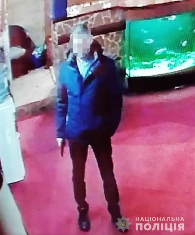 На Київській Оболоні чоловік з іграшковим пістолетом пограбував заклад