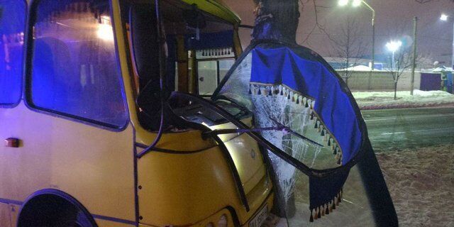 У Святошинському районі столиці маршрутка врізалась в дерево – є постраждалі