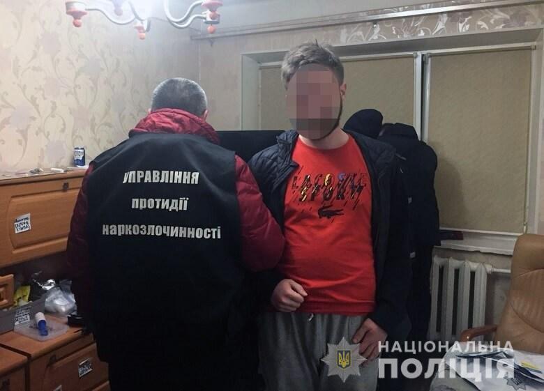Поліція Києва затримала 24-річного хіміка, який виготовив наркотиків на півмільйона гривень (ФОТО)