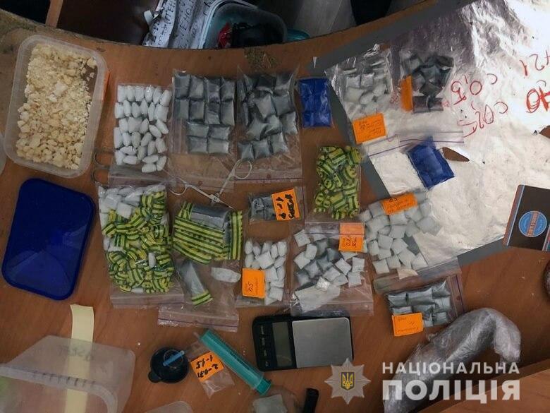 Поліція Києва затримала 24-річного хіміка, який виготовив наркотиків на півмільйона гривень (ФОТО)