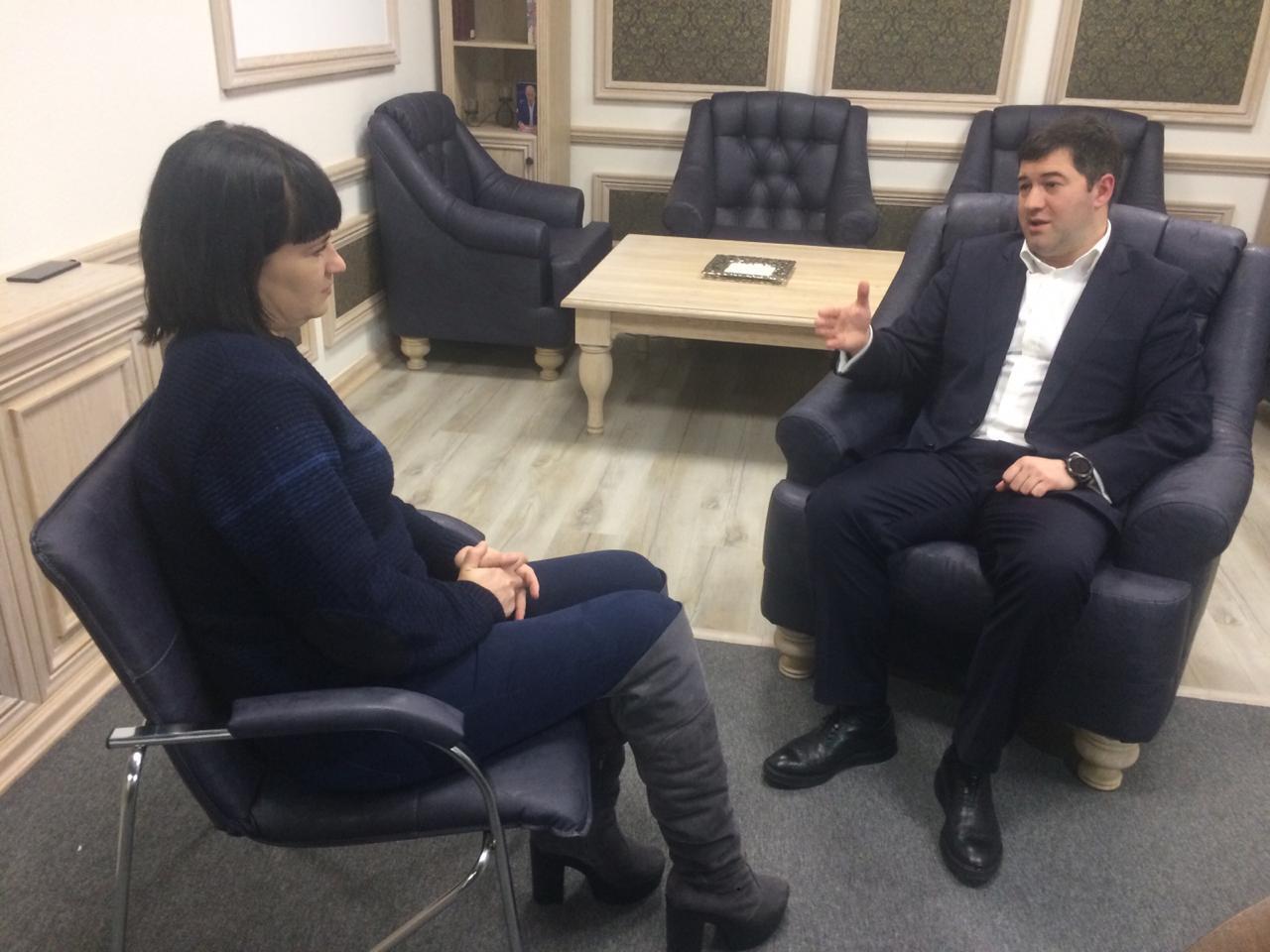 ''Завдяки цій ковдрі люди ставлять запитання – і це класно'' – Роман Насіров про своє повернення на посаду, корупцію та секрет знаменитої ковдри