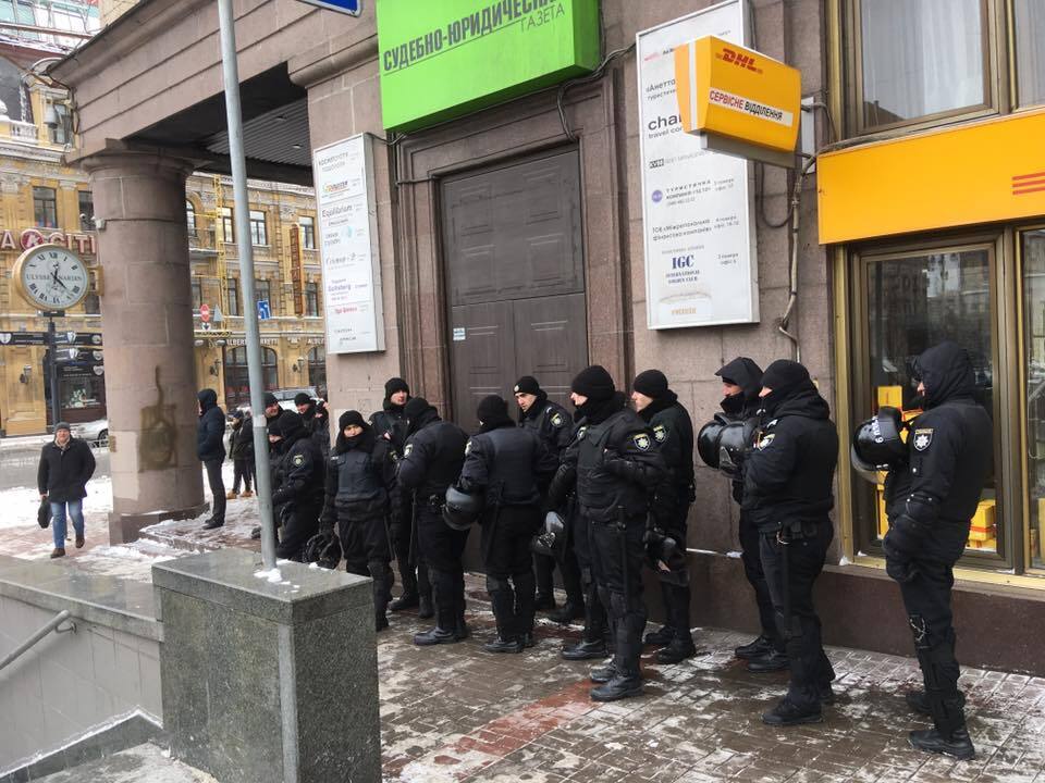 У центрі Києва назріває великий конфлікт: активісти перекрили Хрещатик, в центр стягують поліцію – кадри