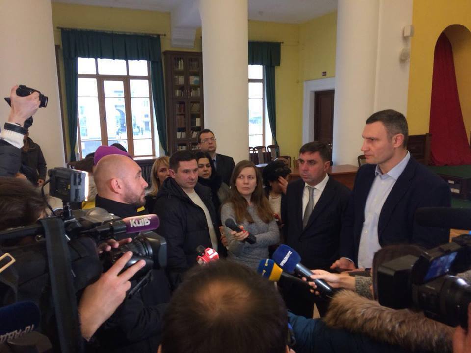 Мер Кличко пообіцяв ''СтопКору'' вирішити конфлікт між жителями ''Комфорт Тауну'' та заводом ''Фанплит''
