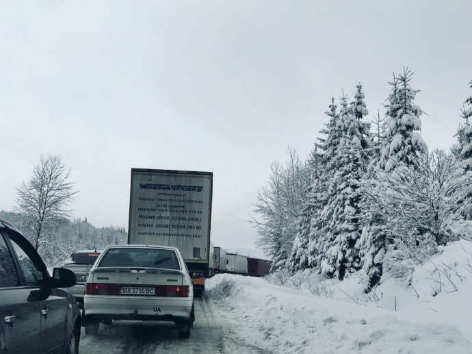 Закарпаття замітає снігом: траса Київ - Чоп стоїть в заторах, на дорогах масштабні пробки – кадри