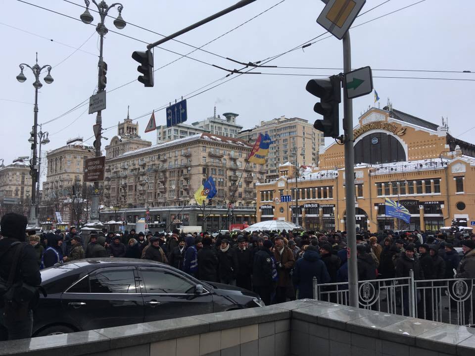 У центрі Києва назріває великий конфлікт: активісти перекрили Хрещатик, в центр стягують поліцію – кадри