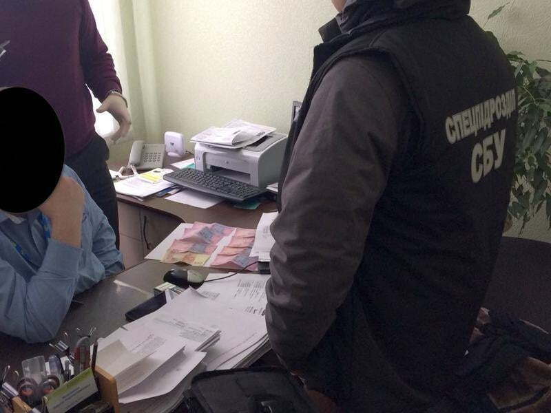 На Хмельниччині міграційник за хабар обіцяв пришвидшити оформлення паспорта