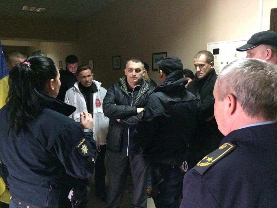 Начальник Чернівецької митниці втік від активістів ''Стоп корупції'' під час антикорупційного рейду