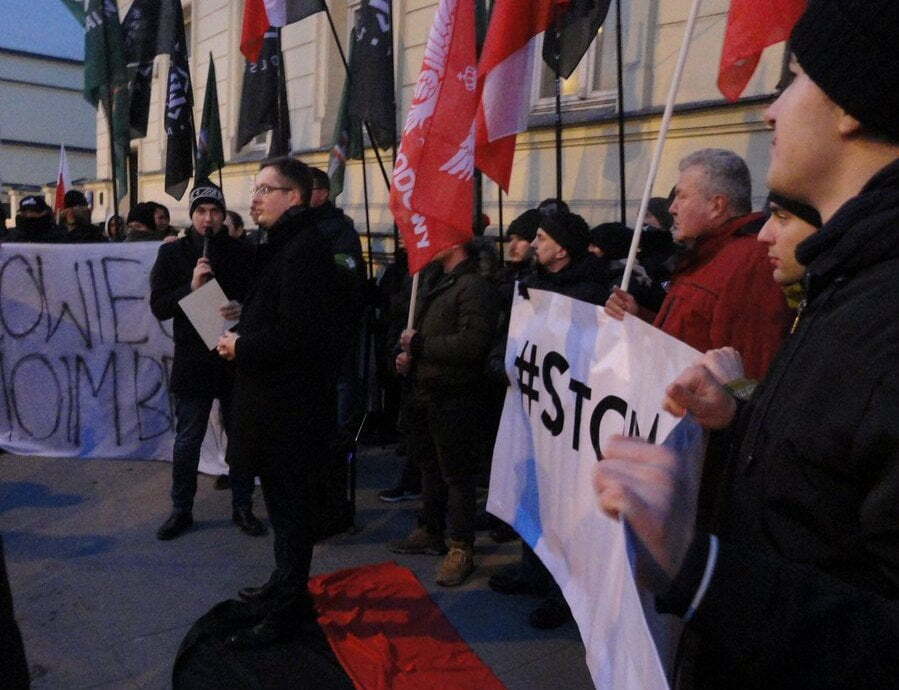 Польський посол демонстративно потоптав червоно-чорний стяг