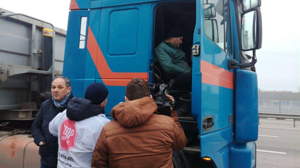 ''СтопКор'' відправив сміттєвоз та бульдозер з незаконного сміттєзвалища у селі на Київщині на штрафмайданчик