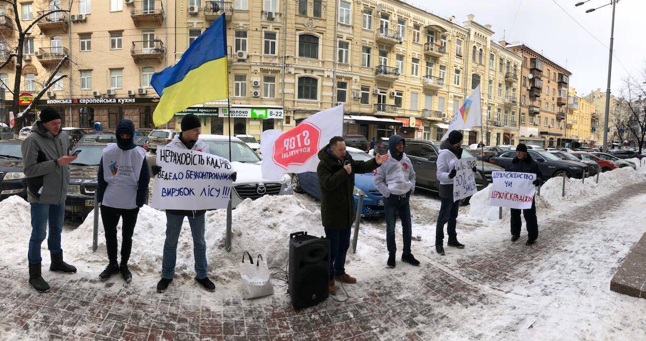 ''СтопКор'' в оригінальний спосіб привітав керівництво Держлісагентства з Днем лісу
