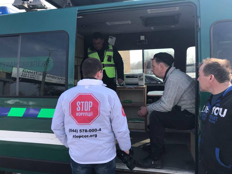 У ході спільного рейду ''СтопКору'' та ''Укртрансбезпеки'' водії з перевантаженням отримали штрафи