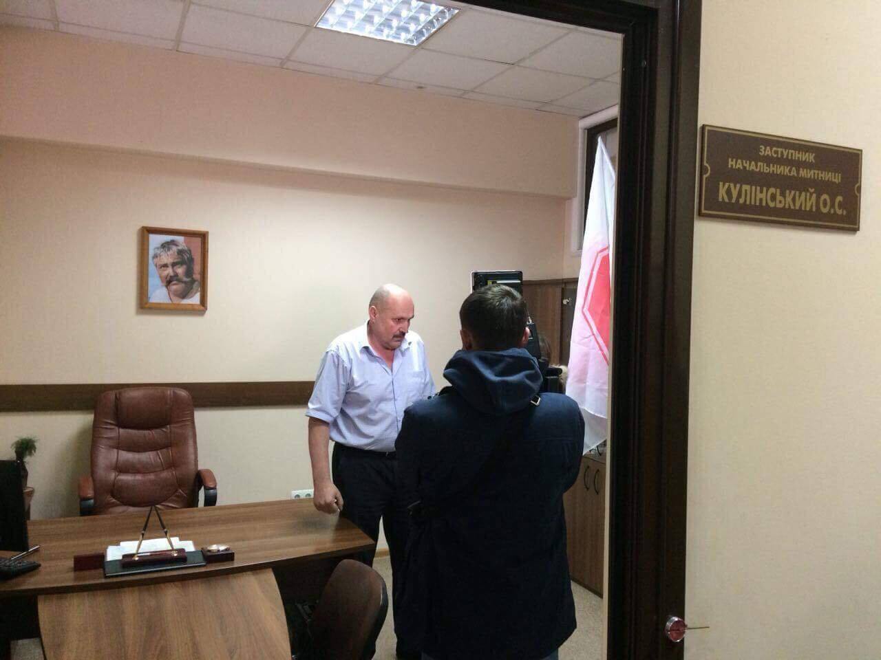 Начальник Чернівецької митниці втік від активістів ''Стоп корупції'' під час антикорупційного рейду