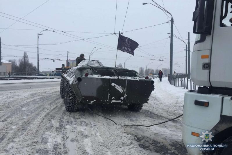 До Києва ''ввели війська''. На вулицях української столиці помічена бронетехніка