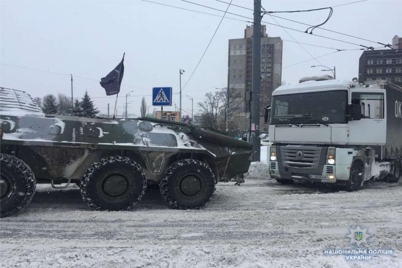 До Києва ''ввели війська''. На вулицях української столиці помічена бронетехніка