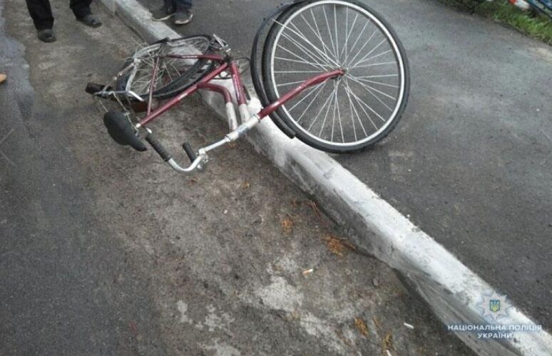 Страшна ДТП: на Чернігівщині фура збила велосипедистку та впала з мосту