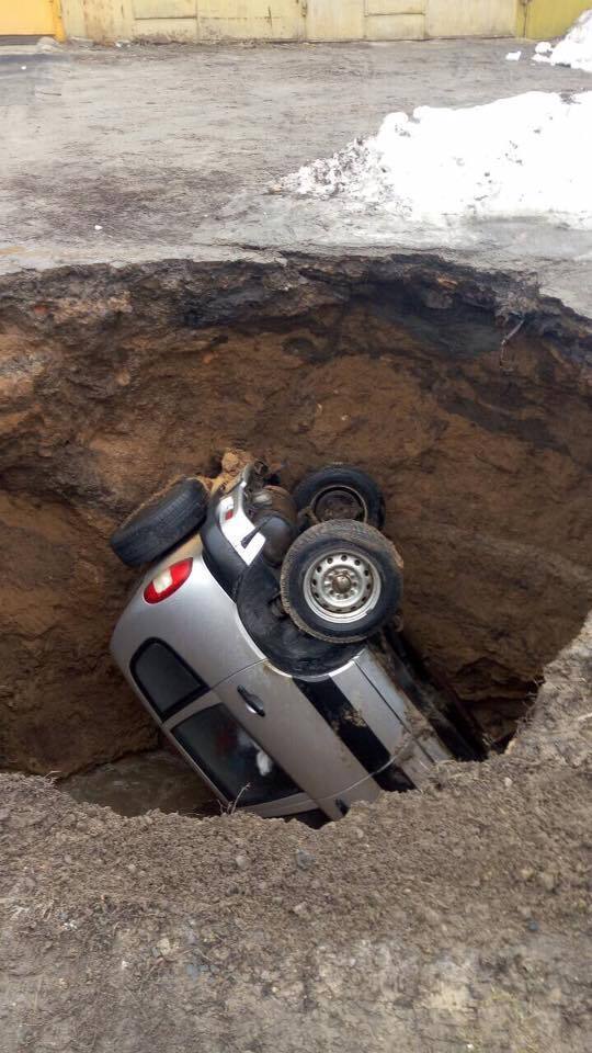 У Харкові автомобіль звалився в 3-метрову яму – подробиці і кадри