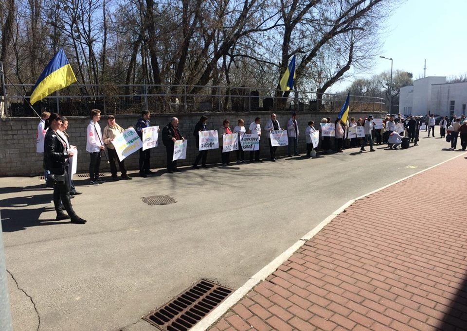 ''СтопКор'' організував акцію під стінами київського крематорію через корупцію та забруднення повітря у столиці