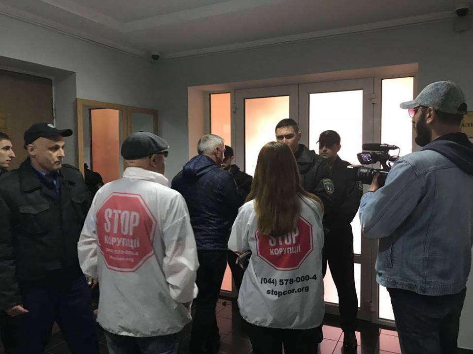 ''СтопКор'' провів акцію протесту під стінами мерії Чорноморська через земельні афери у місті