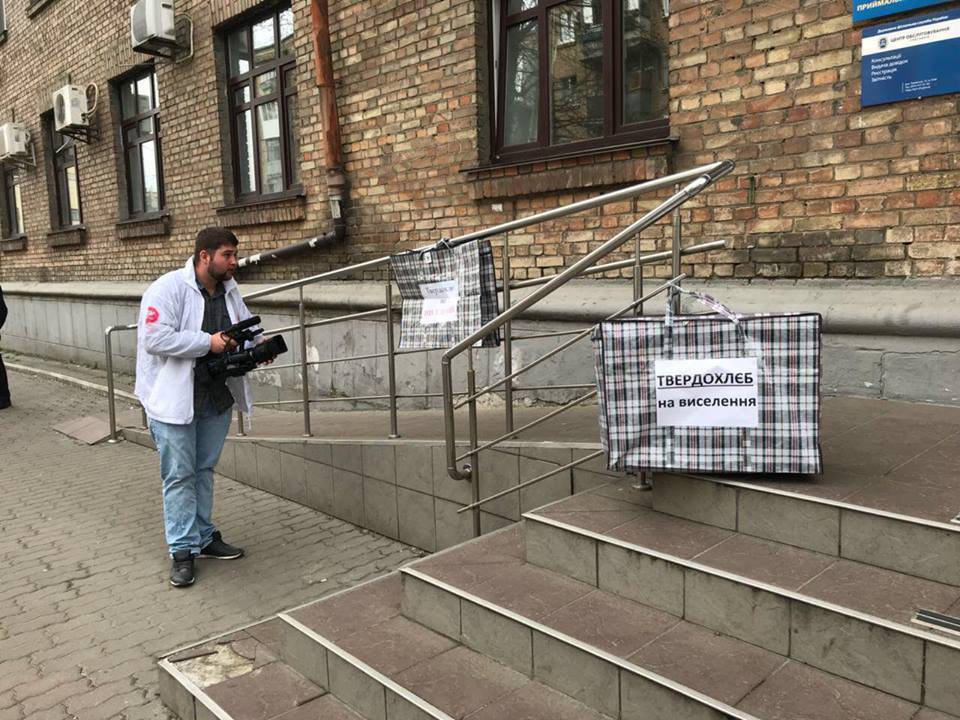 Керівниця Подільської ДПІ Києва тікає від активістів ''СтопКору'' після акцій через рейдерство гуртожитку