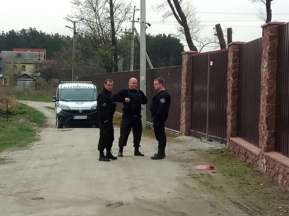 Охорона перекрила дорогу активістам ''СтопКору'' під час акції під будинком директора Київського крематорію