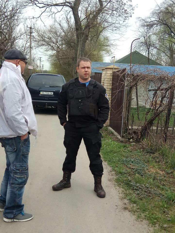 Охорона перекрила дорогу активістам ''СтопКору'' під час акції під будинком директора Київського крематорію