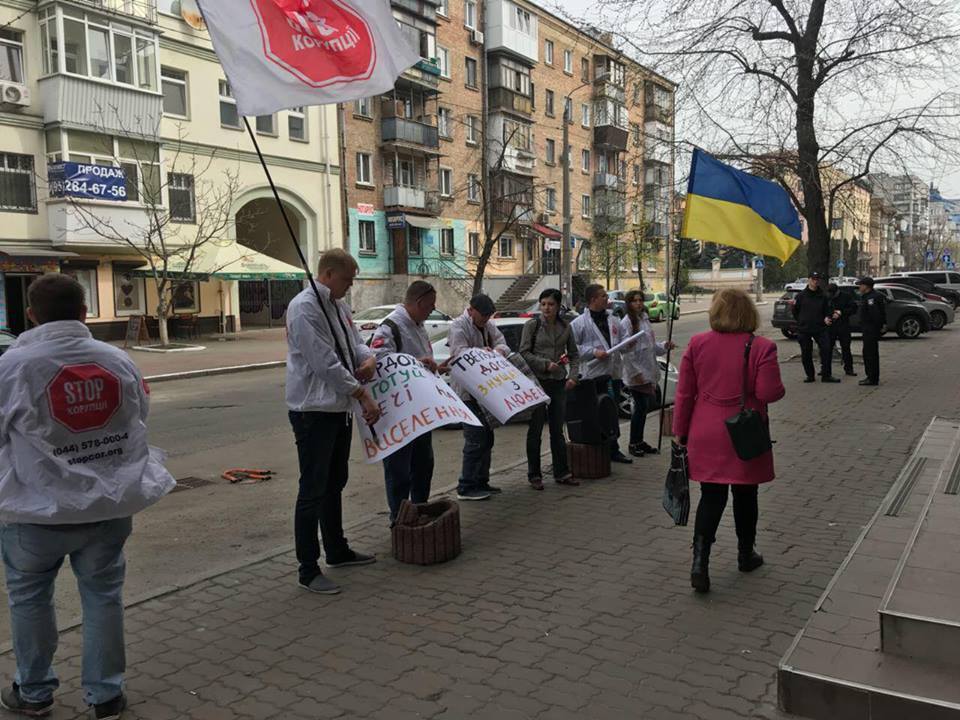 Керівниця Подільської ДПІ Києва тікає від активістів ''СтопКору'' після акцій через рейдерство гуртожитку