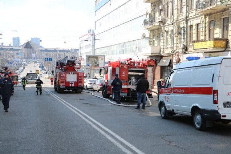 Пожежники загасили вогонь в старовинному будинку у центрі Києва