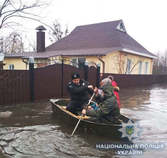Повінь в Сумській області: місто Охтирка заливає водою, рятувальники екстрено евакуюють місцеве населення