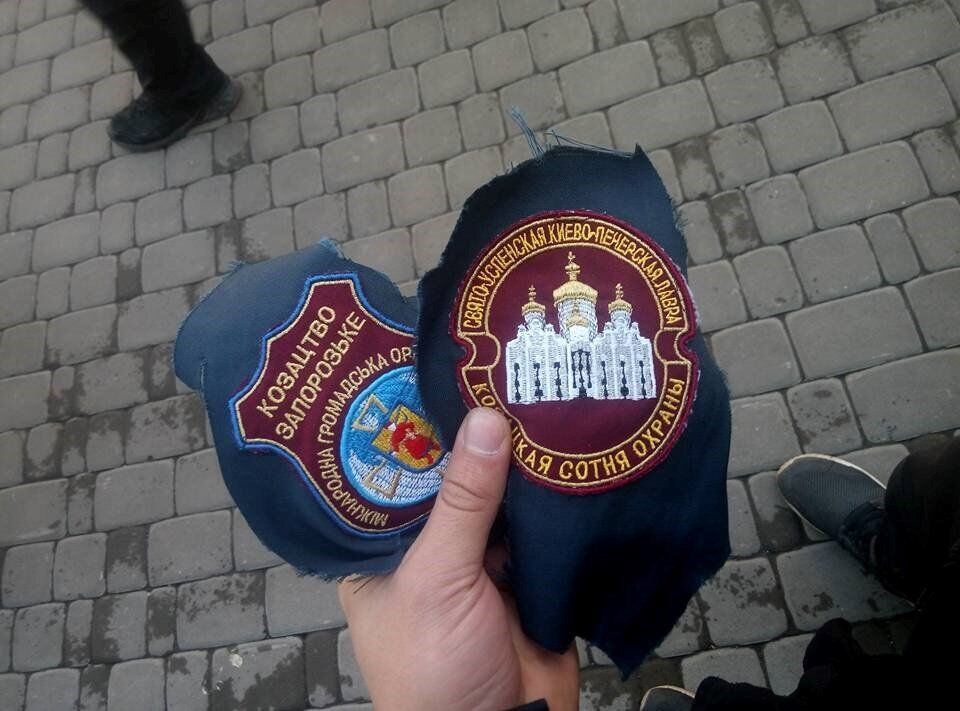 У Києві націоналісти розібралися з ''козачками-сепаратистами'': з охорони лаври зрізали шеврони