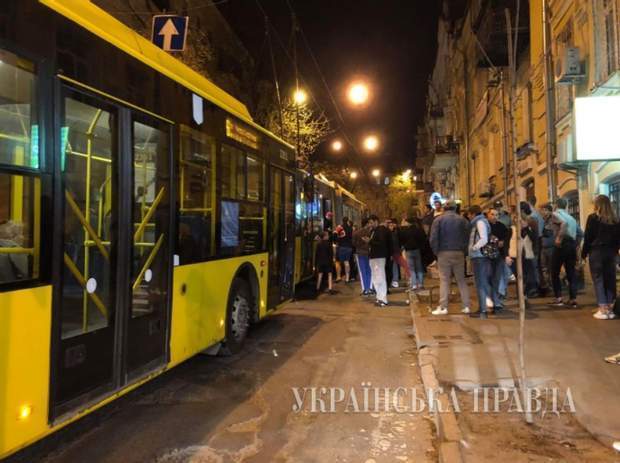 У столичному тролейбусі сталася бійка з різаниною