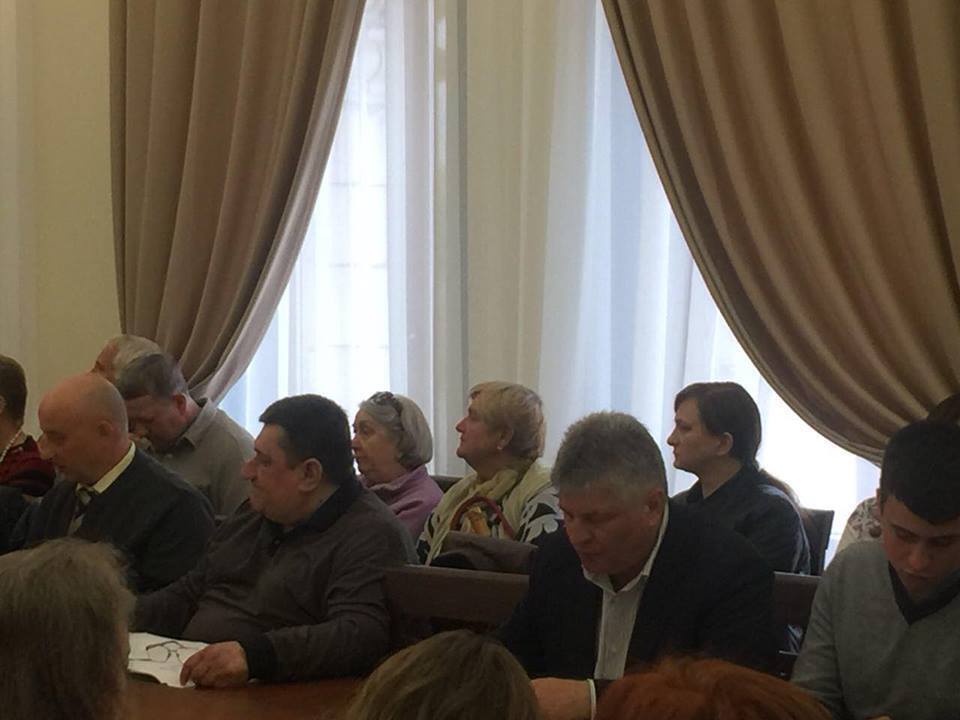 ''СтопКор'' влаштував акцію протесту проти корупції у столичному крематорії прямо на комісії Київради