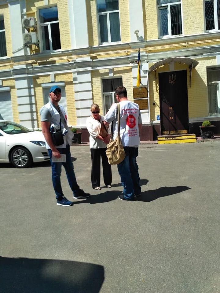 ''СтопКор'' провів виїзну громадську приймальню під стінами Печерського суду Києва