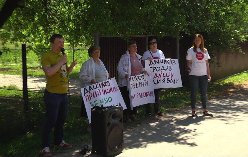''СтопКор'' протестував під нелегальним будинком директора Київського крематорію Дашукова