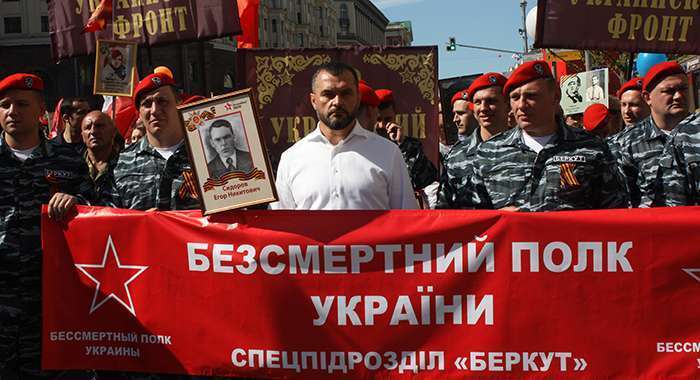Бійці ''Беркута'', яких розшукують за вбивства активістів Майдану, ''засвітились'' на параді у Москві