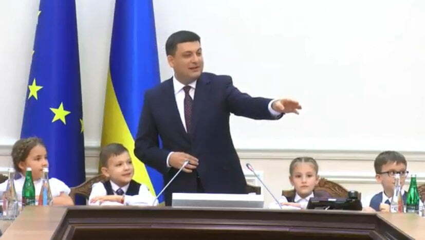 На засідання українського уряду привели дітей