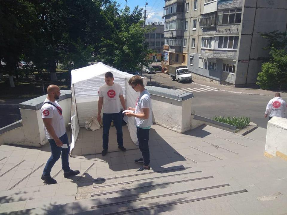 ''СтопКор'' провів громадську приймальню під судом, де слухали справу псевдоактивіста-вимагача Бурди