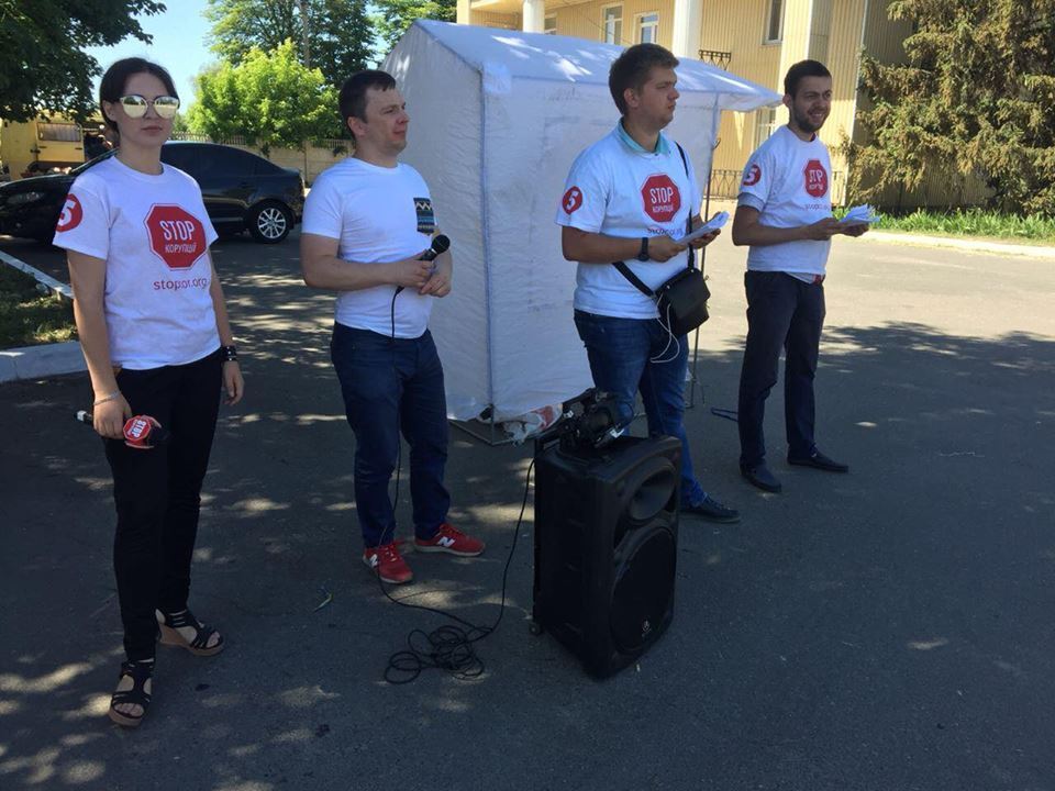 ''СтопКор'' провів громадську приймальню у селі, де живе скандальний директор Київського крематорію