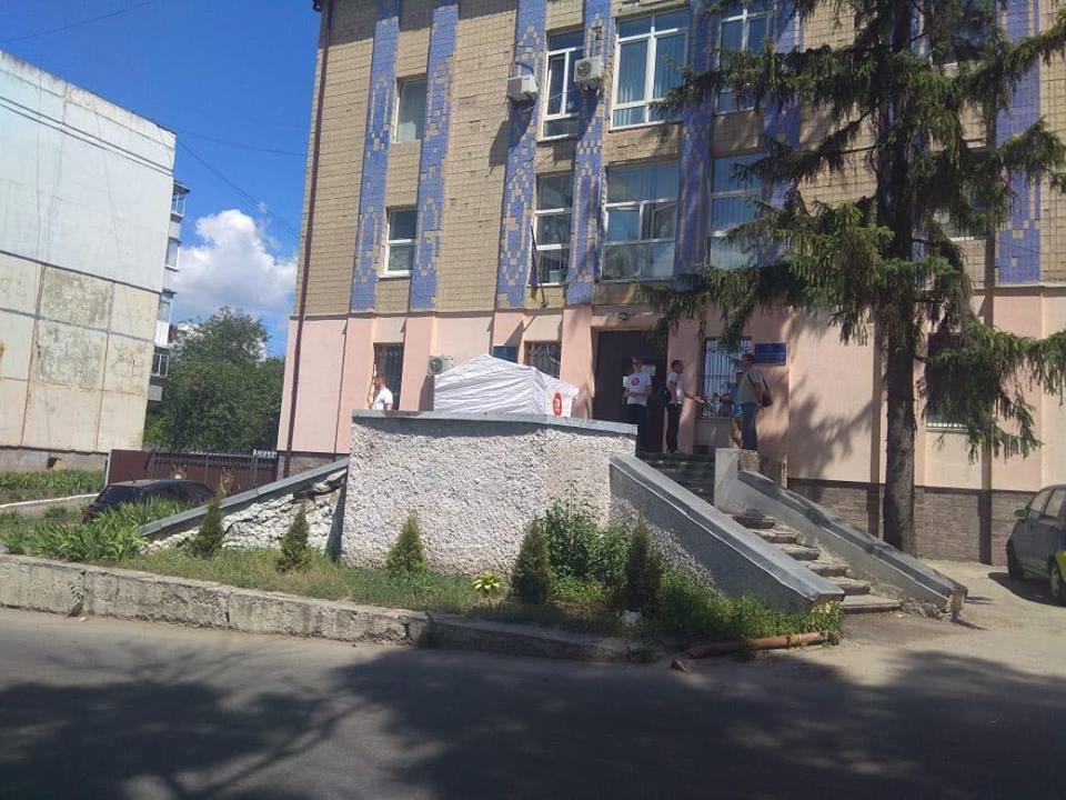 ''СтопКор'' провів громадську приймальню під судом, де слухали справу псевдоактивіста-вимагача Бурди