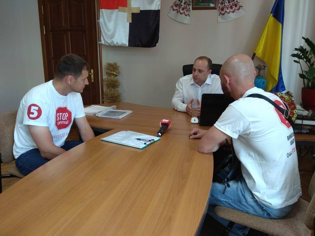 ''СтопКор'' зустрівся із мером Вишгорода Момотом через скарги на корупцію у роботі місцевої влади
