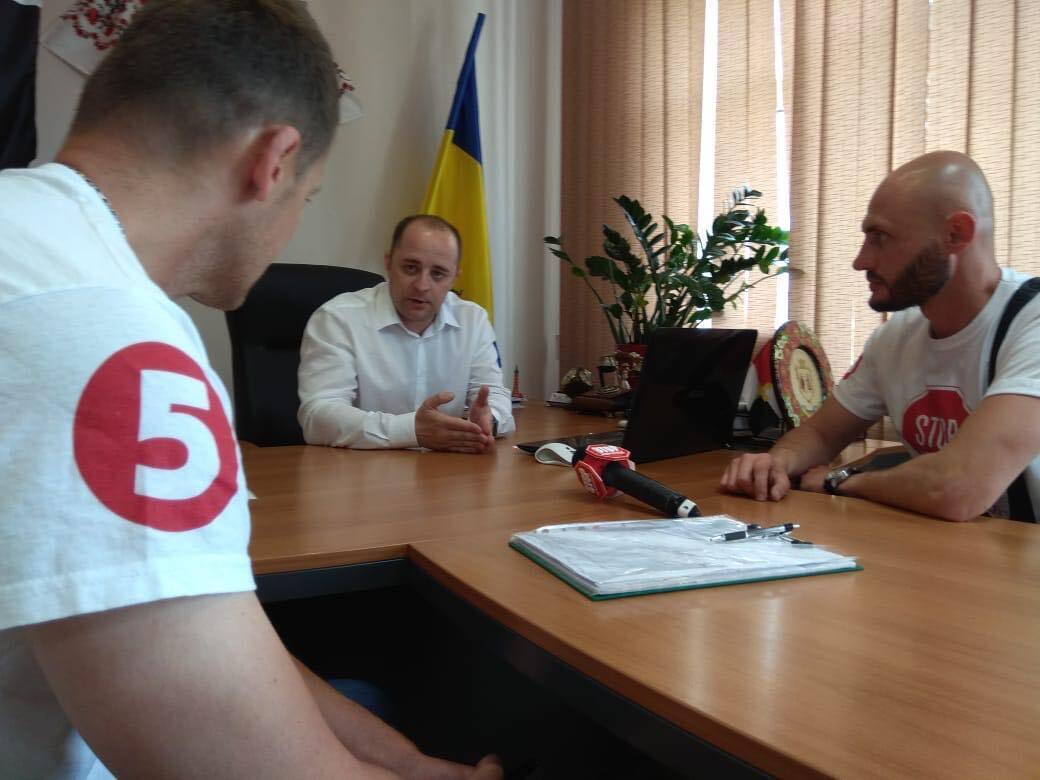 ''СтопКор'' зустрівся із мером Вишгорода Момотом через скарги на корупцію у роботі місцевої влади