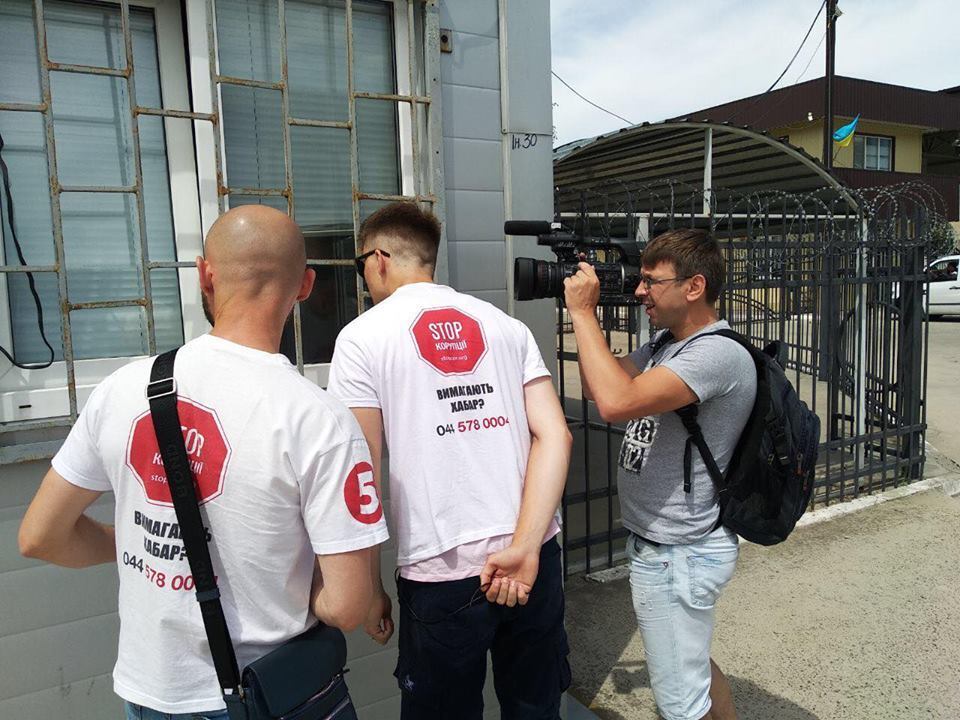 Захопники підприємства ''Каховка Протеїн Агро'' нацькували на ''СтопКор'' поліцію