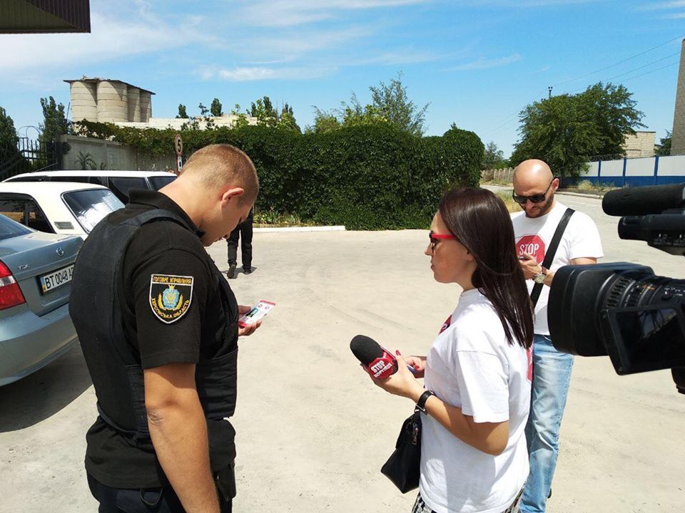 Захопники підприємства ''Каховка Протеїн Агро'' нацькували на ''СтопКор'' поліцію