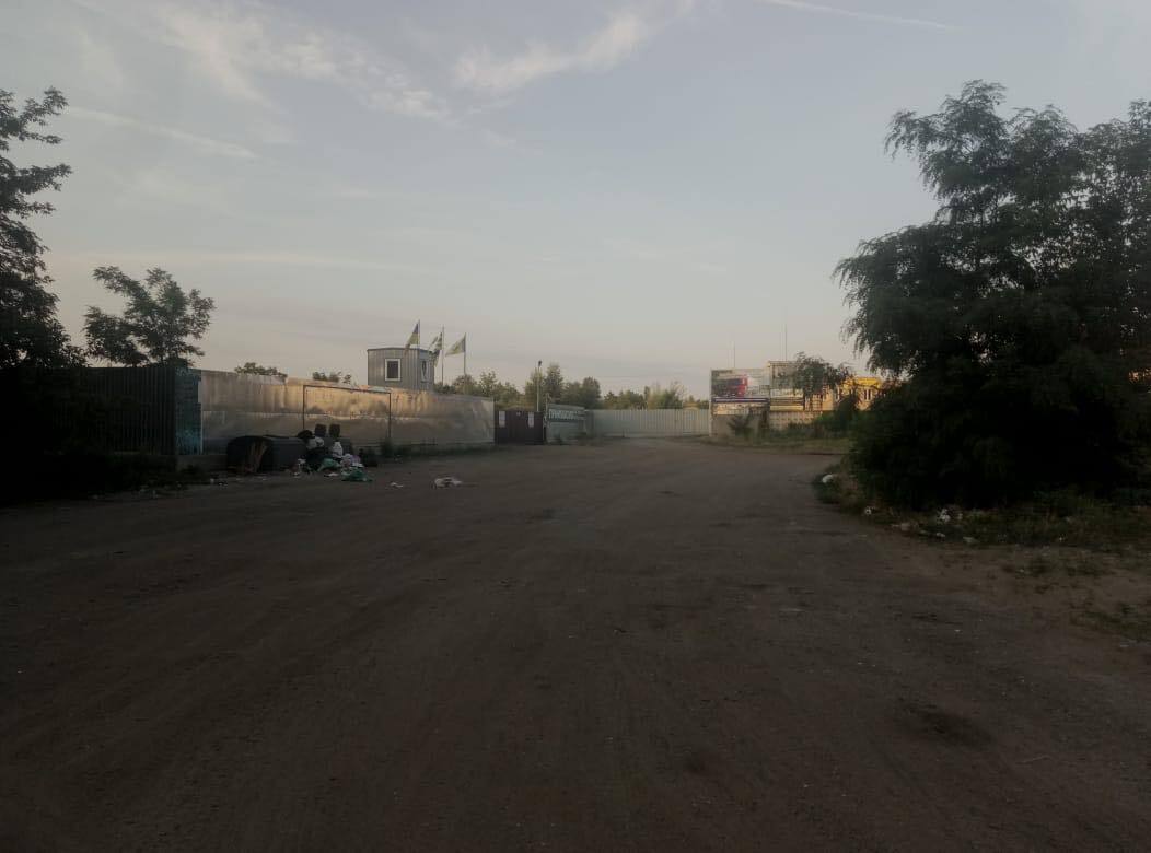 ''СтопКор'' зловив львівські фури зі сміттям у селі на Київщині