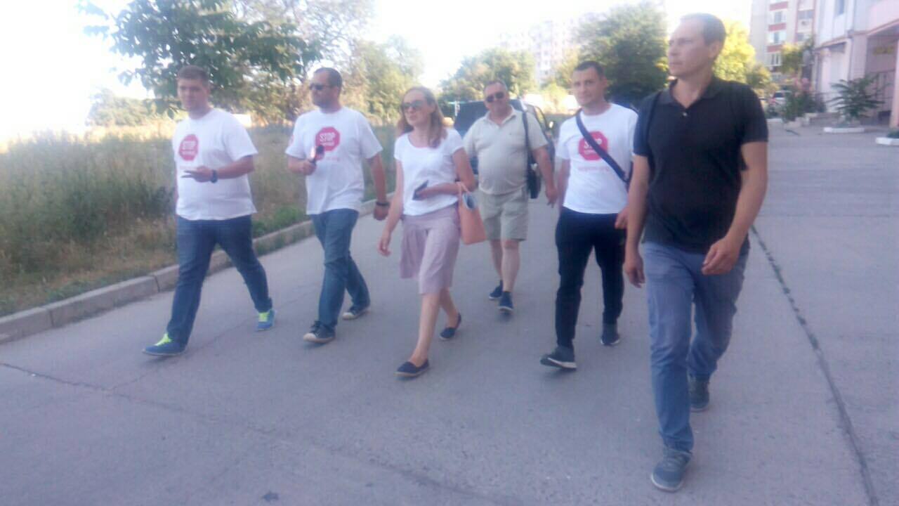 Колеги чиновниці-корупціонерки з Чорноморська тікали від журналістів ''СтопКору''