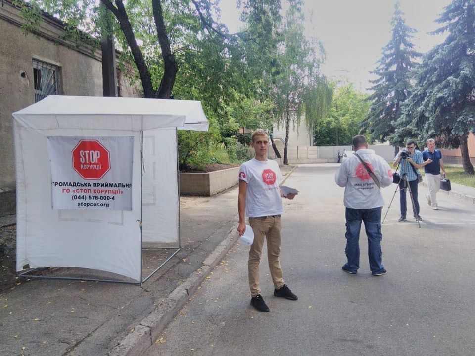 ''СтопКор'' провів громадську приймальну під судом, де слухали справу псевдоактивіста-вимагача Бурди