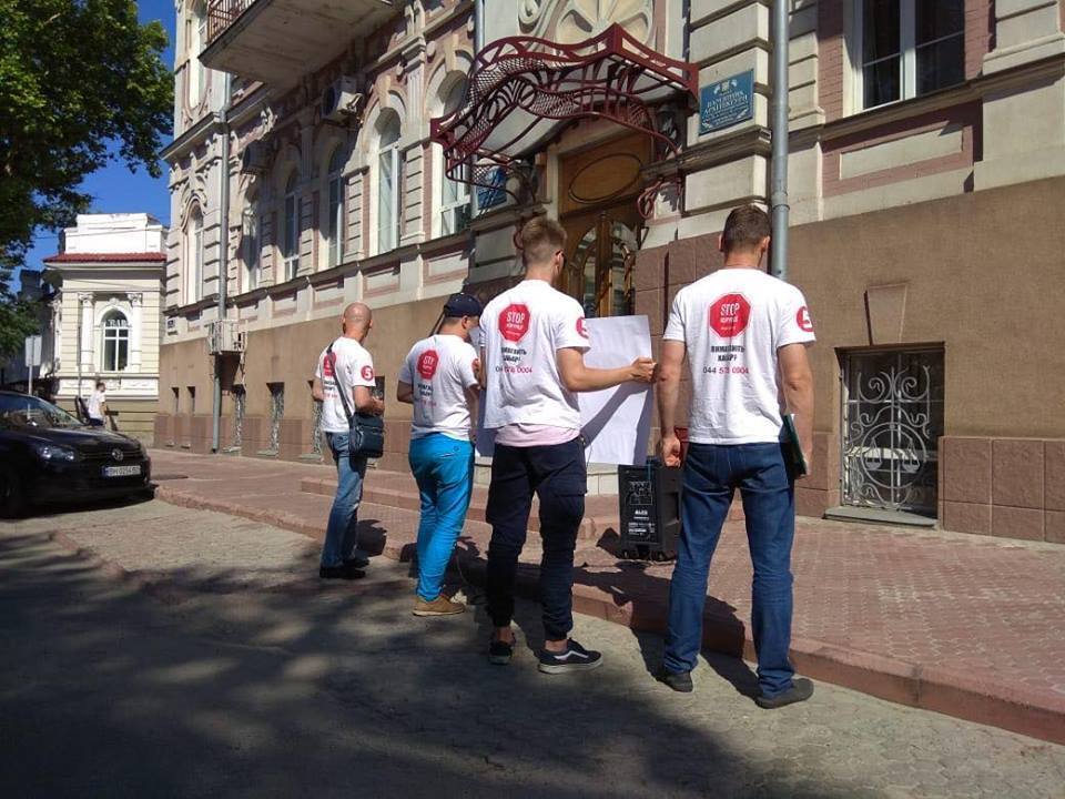 ''СтопКор'' закликав голову Господарського суду Херсонщини служити закону, а не прокурору
