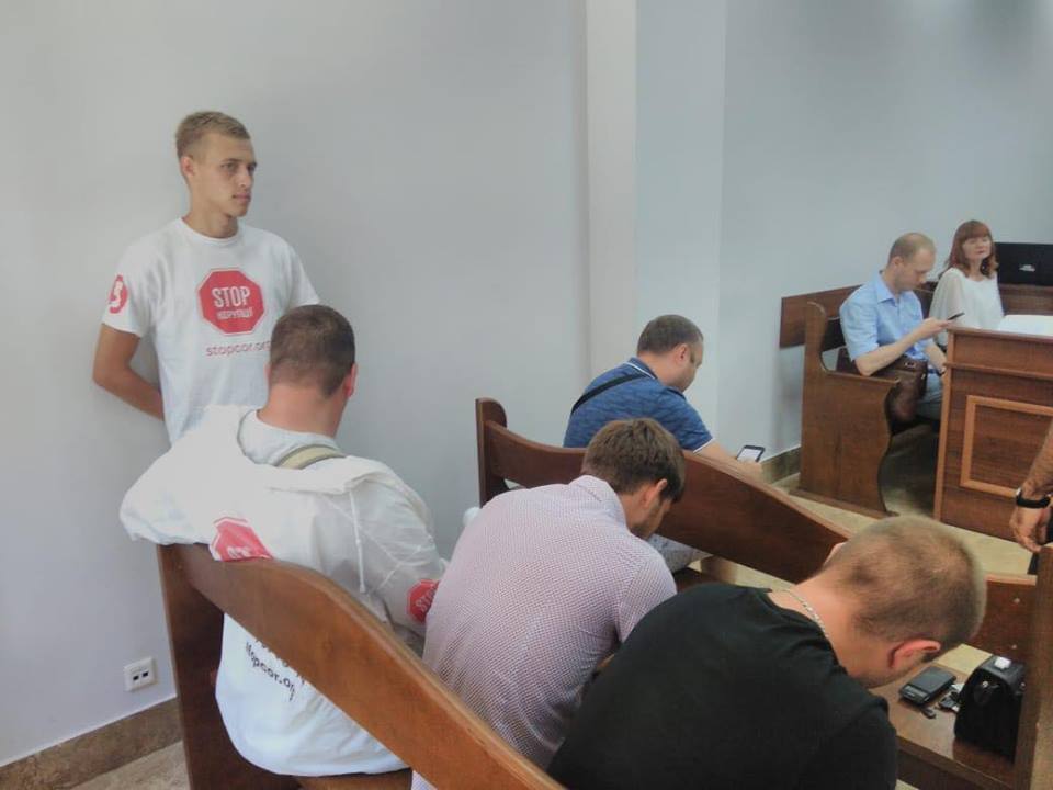 ''СтопКор'' провів громадську приймальну під судом, де слухали справу псевдоактивіста-вимагача Бурди