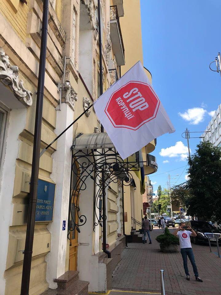 ''СтопКор'' протестував під Держлісагентством через незаконну вирубку лісу на Закарпатті