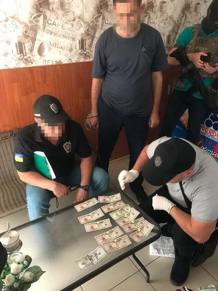 На Одещині митник ''погорів'' на хабарі за пропуск тринадцяти машин на ''єврономерах''