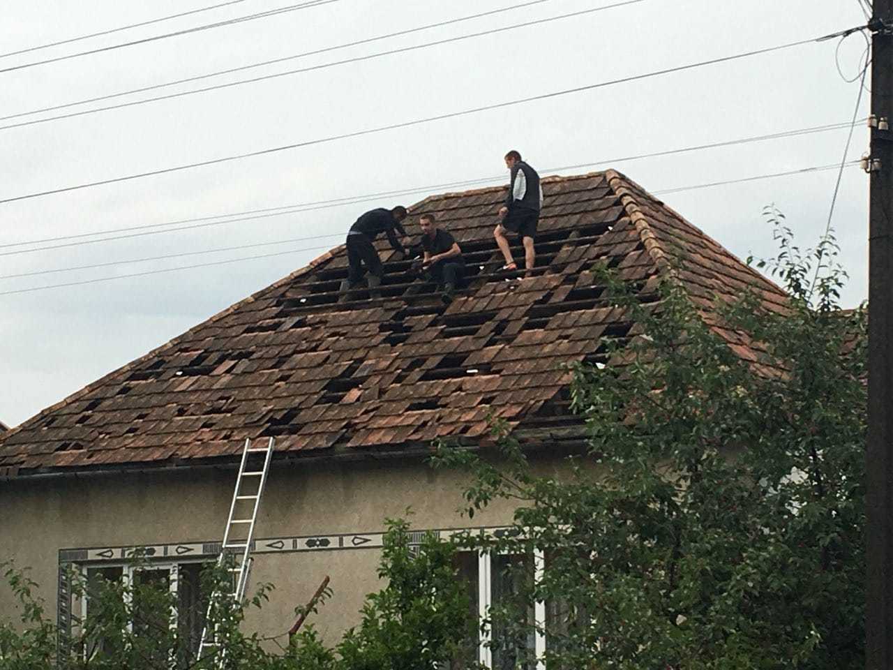 На Закарпатті аномальний град громив дахи і розбивав машини: очевидці показали гігантські горошини
